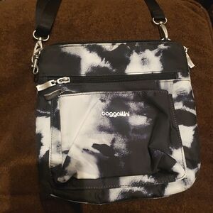 Baggallini Bag Black White tote purse strap zippers pockets tye dye  crossbody
